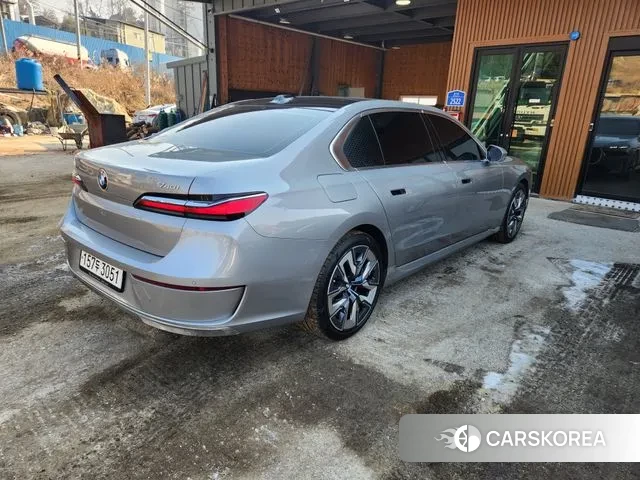 BMW 7 Series (G70) 2023 Серебристо-серый из Кореи, фото 6