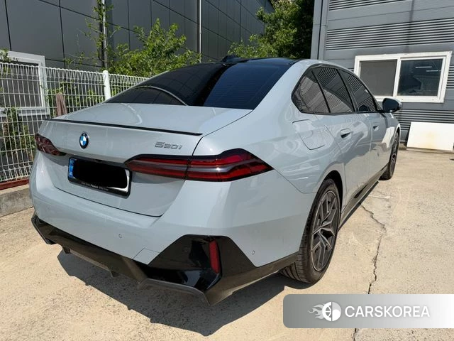 BMW 5 Series (G60) 2025 Серебристо-серый из Кореи, фото 4