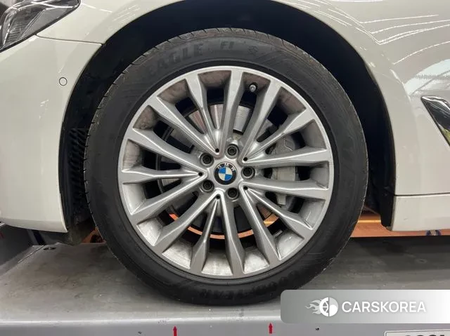 BMW 5 Series (G30) 2021 Белый из Кореи, фото 2