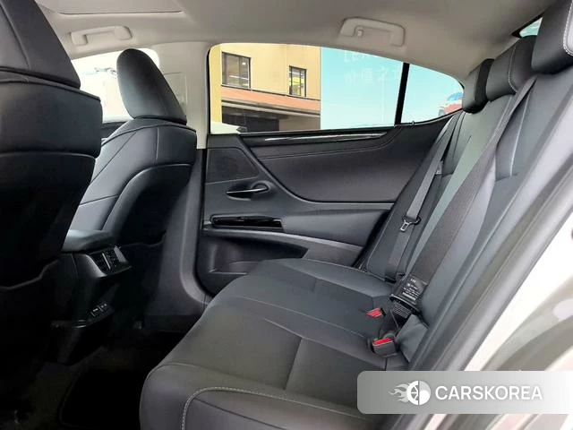 Lexus ES 2023 Серебристо-серый из Китая, фото 2