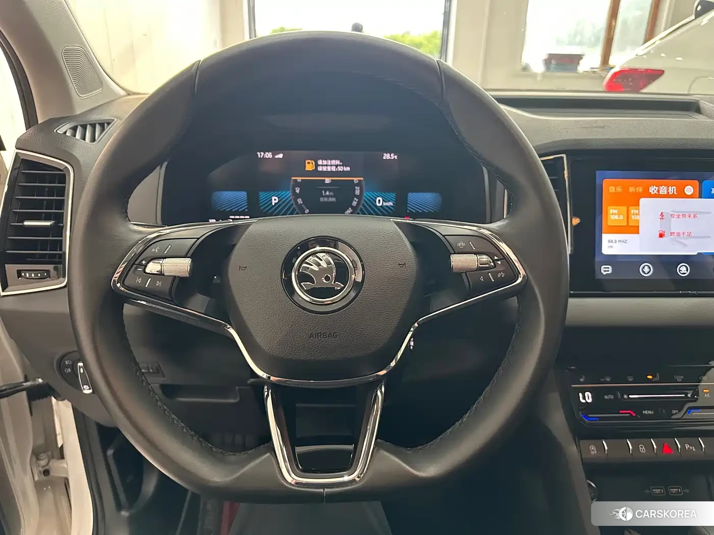 Skoda Krok 2023 Белый из Китая, фото 4