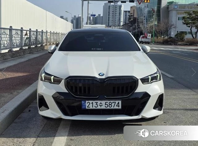 BMW 5 Series (G60) 2025 Белый из Кореи, фото 3