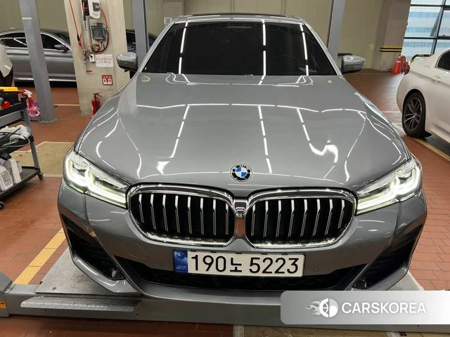 BMW 5 Series (G30) 2023 Серебристо-серый из Кореи, фото 2