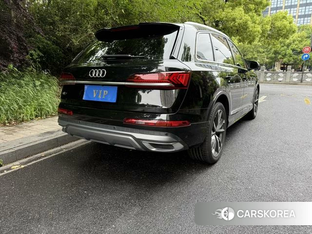 Audi Q7 2023 Черный из Китая, фото 3
