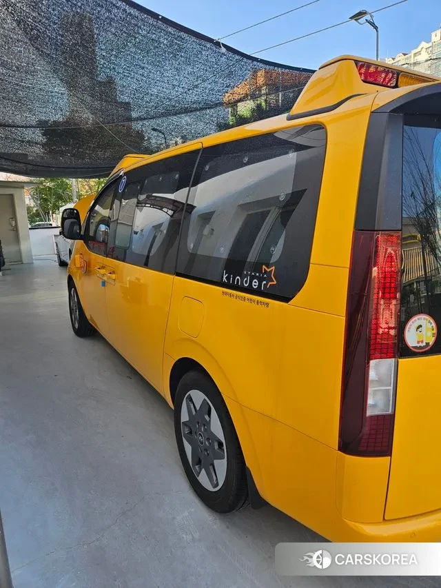 Hyundai Staria 2023 Желтый из Кореи, фото 5