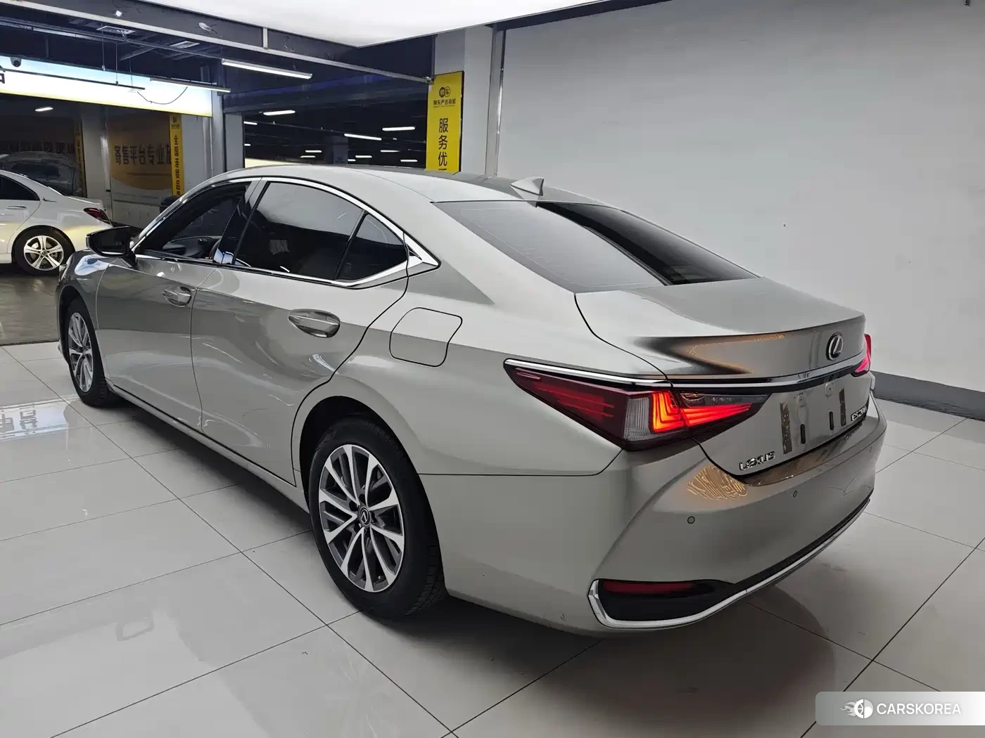 Lexus ES 2024 Silver/gray из Китая, фото 3