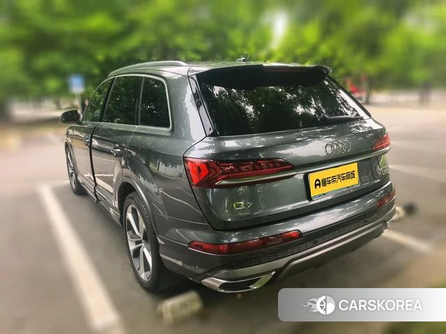 Audi Q7 2023 Темно-серый из Китая, фото 2