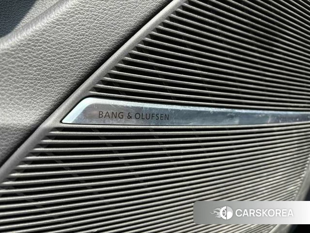 Audi Q8 2022 Черный из Китая, фото 2