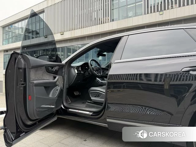 Audi Q8 2021 Черный из Китая, фото 2