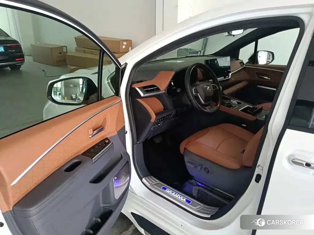 Toyota Granvia 2025 Белый из Китая, фото 4