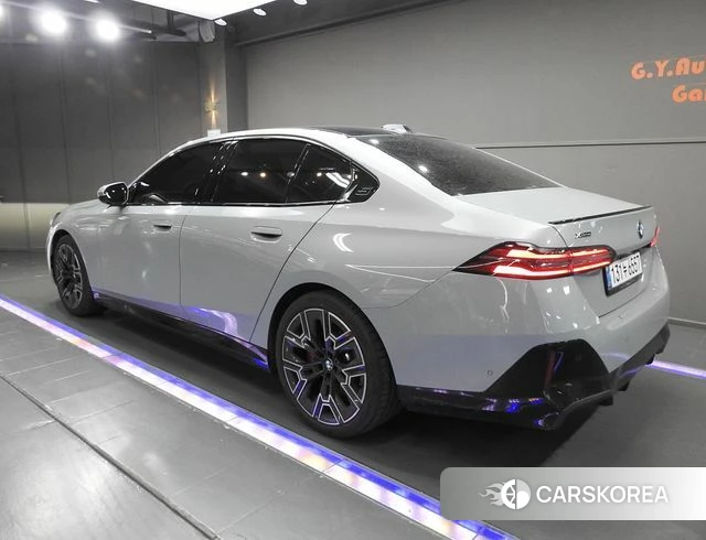 BMW 5 Series (G60) 2025 Небесно-голубой из Кореи, фото 2