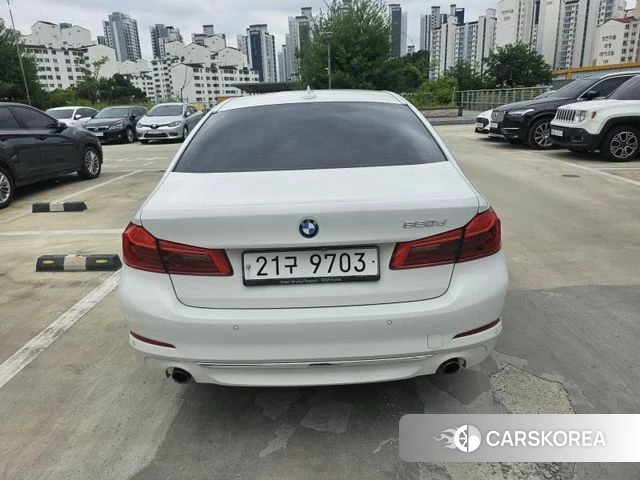 BMW 5 Series (G30) 2018 Белый из Кореи, фото 2