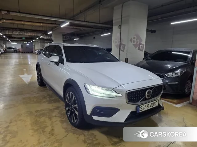 Volvo V60 Cross-Country 2nd Generation 2022 Белый из Кореи, фото 4