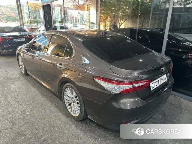 Toyota Camry (XV70) 2021 Серебристо-серый из Кореи, фото 2