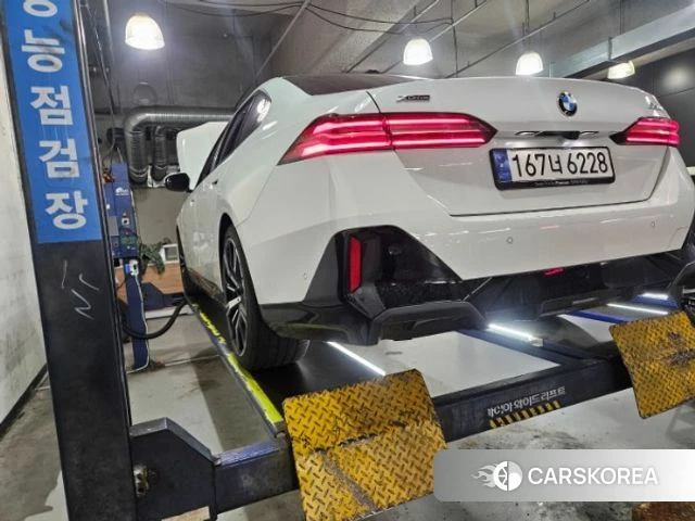 BMW 5 Series (G60) 2023 Белый из Кореи, фото 2