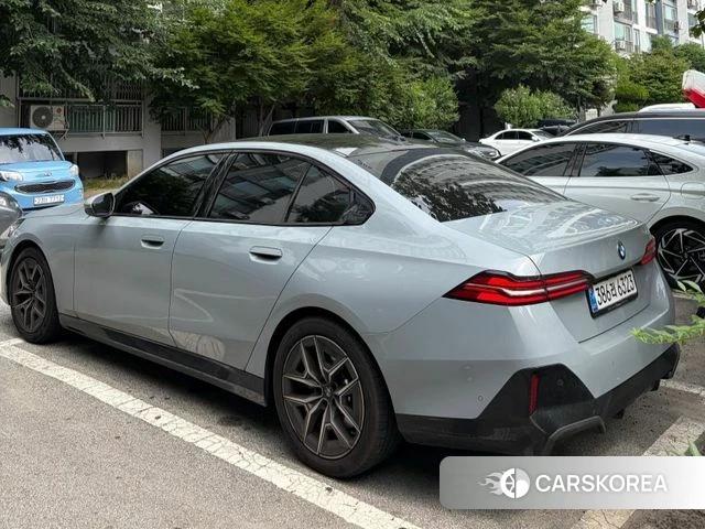 BMW 5 Series (G60) 2026 Светло-серебряный цвет из Кореи, фото 2
