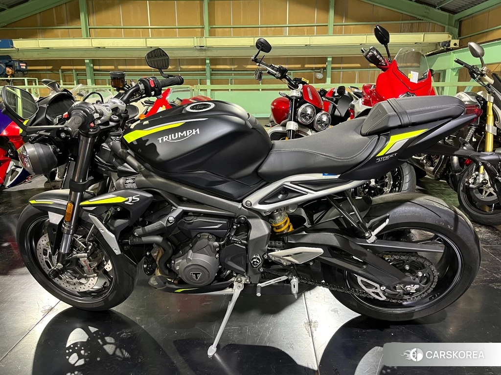 Проданный Triumph STREET TRIPLE 765 RS 2021 из Японии