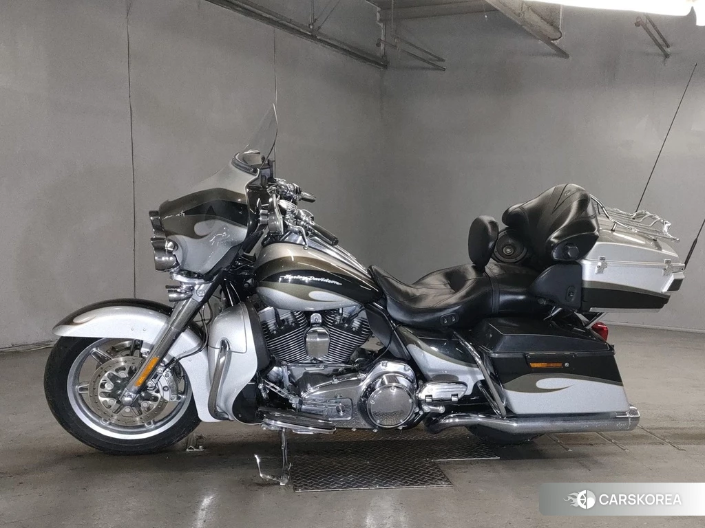 Проданный Harley-Davidson Electra Glide FLHTCUSE1800 CVO 2013 из Японии