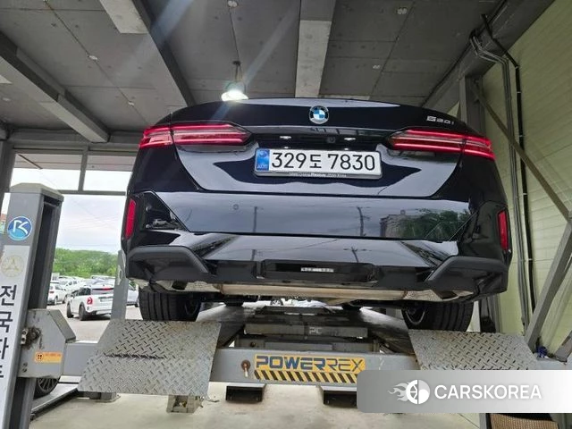 BMW 5 Series (G60) 2025 Черный из Кореи, фото 2