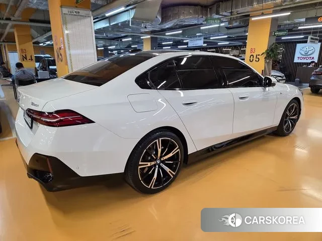 BMW 5 Series (G60) 2025 Белый из Кореи, фото 2