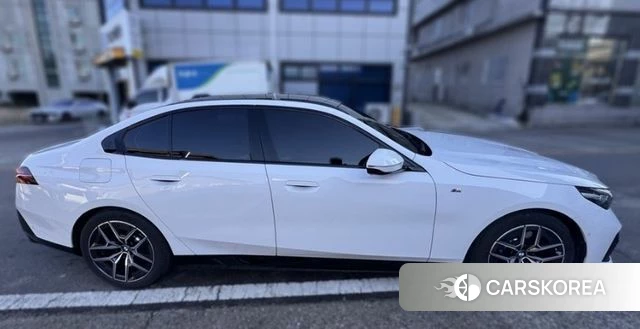 BMW 5 Series (G60) 2024 Белый из Кореи, фото 2