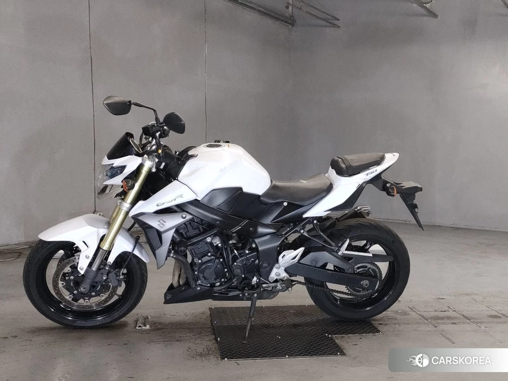 Проданный Suzuki GSR750 2011 из Японии, фото 2