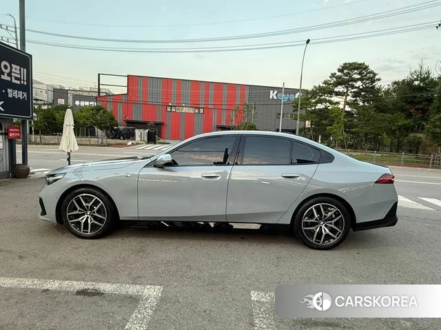 BMW 5 Series (G60) 2025 Серебристо-серый из Кореи, фото 6