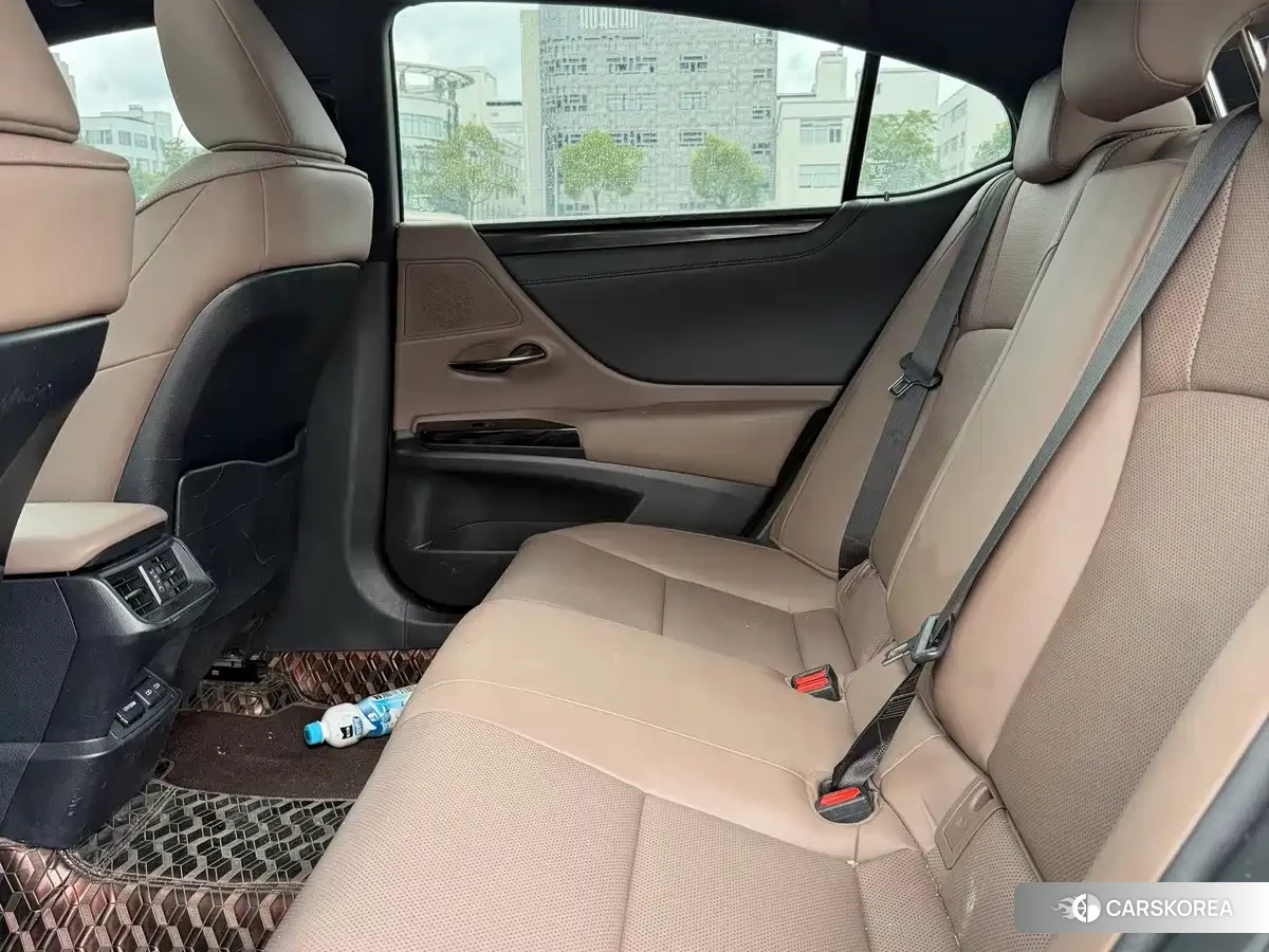 Lexus ES 2023 Silver/gray из Китая, фото 2