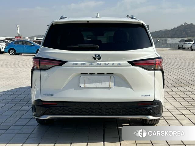 Toyota Grevia 2024 Белый из Китая, фото 3