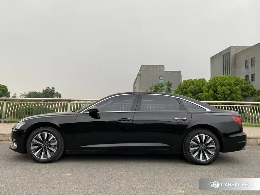 Audi A6L 2022 Черный из Китая, фото 2