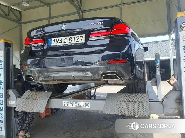 BMW 5 Series (G30) 2022 Черный из Кореи, фото 2