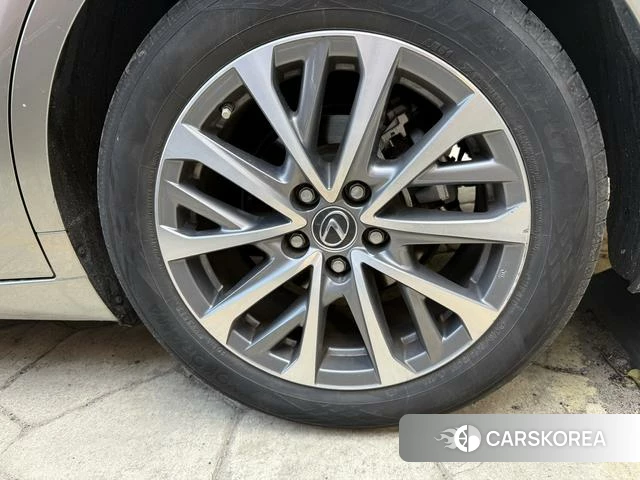 Lexus ES 2023 Серебристо-серый из Китая, фото 3