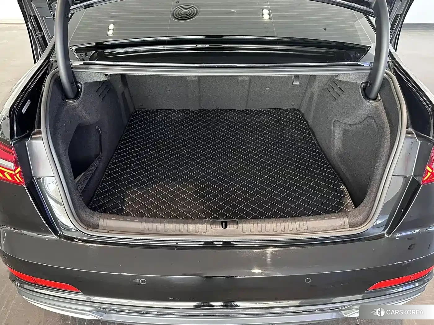 Audi A6L id 4570654 из Китая 9