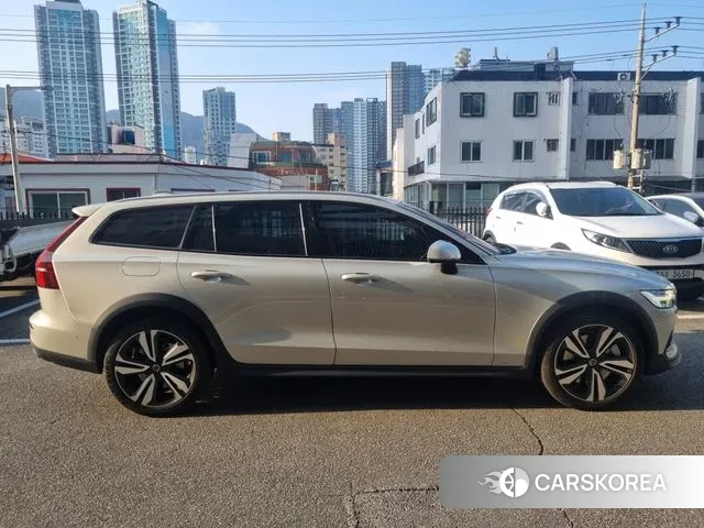 Volvo V60 Cross-Country 2nd Generation 2020 Жемчужный цвет из Кореи, фото 2