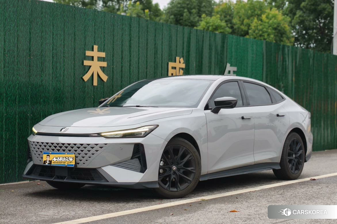 Chang'an UNI-V 2024 Серебристо-серый из Китая, фото 2
