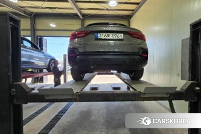 Audi Q3 (F3) 2023 Серый из Кореи, фото 2