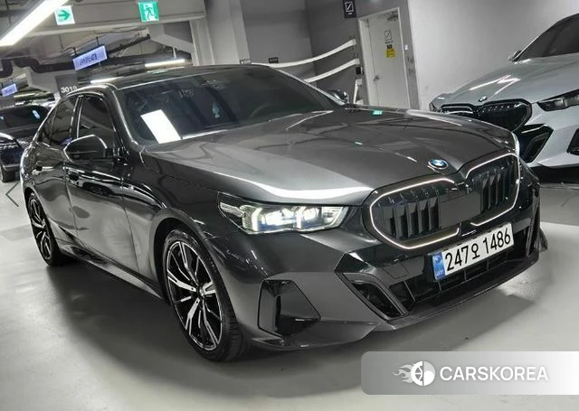 BMW 5 Series (G60) 2025 Серый из Кореи, фото 2
