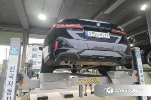 BMW 5 Series (G60) 2024 Черный из Кореи, фото 2
