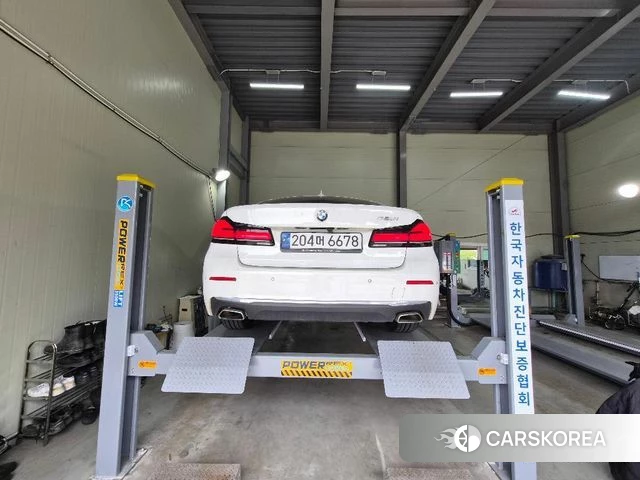 BMW 5 Series (G30) 2022 Белый из Кореи, фото 2