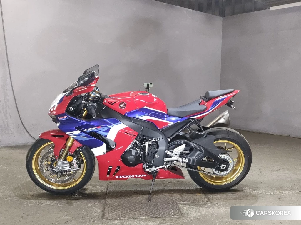 Проданный Honda CBR1000RR-R FIREBLADE SP id 4083989 из Японии, фото 2