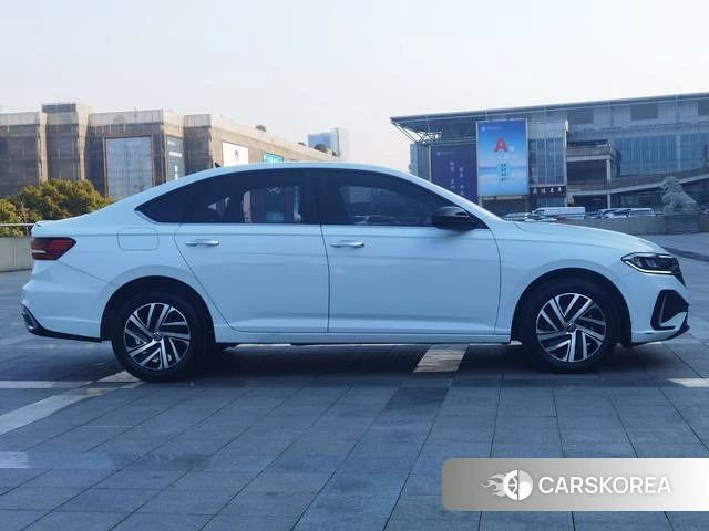 Volkswagen Lavida 2023 Белый из Китая, фото 3