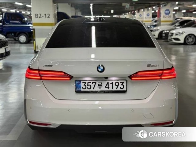 BMW 5 Series (G60) 2025 Черный из Кореи, фото 2