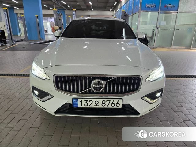 Volvo S60 3rd generation 2023 Белый из Кореи, фото 2