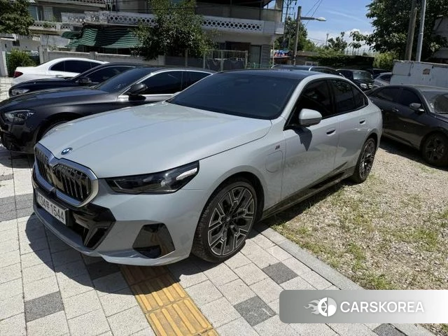 BMW 5 Series (G60) 2025 Цвет галактики из Кореи, фото 2