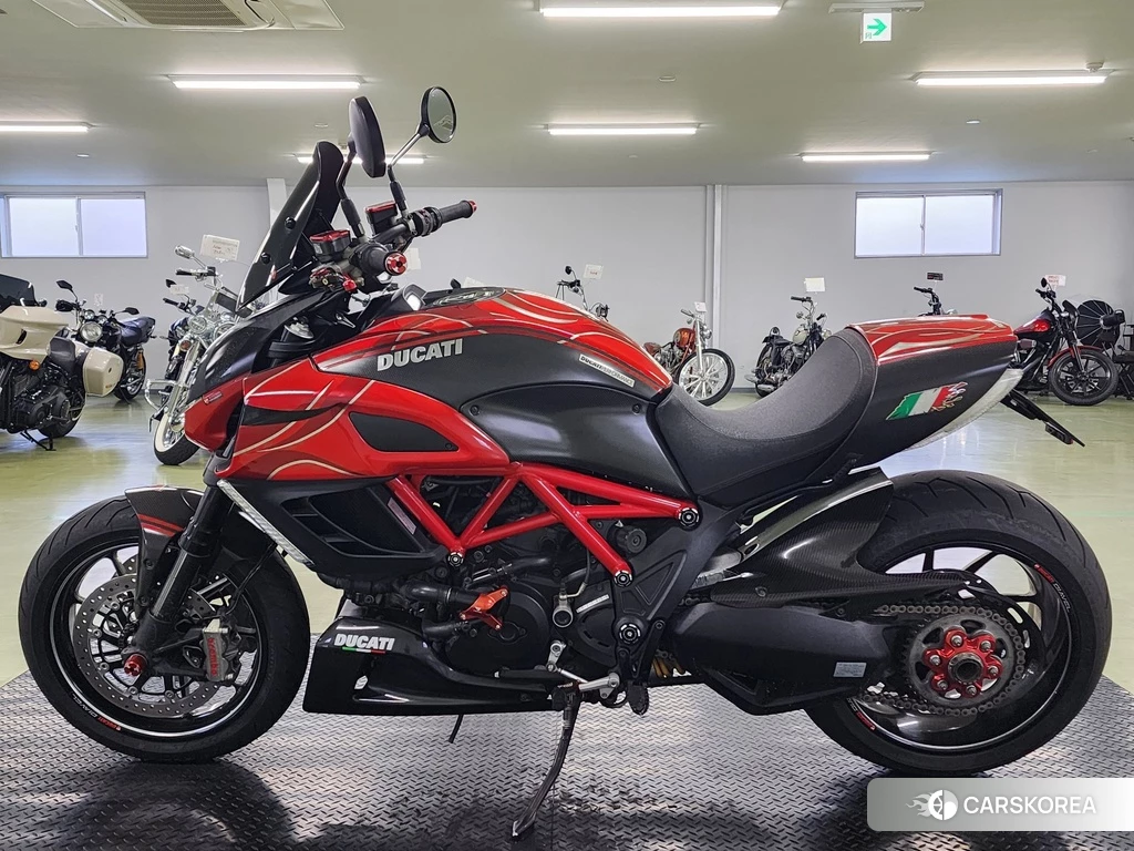 Проданный Ducati DIAVEL CARBON 2011 из Японии