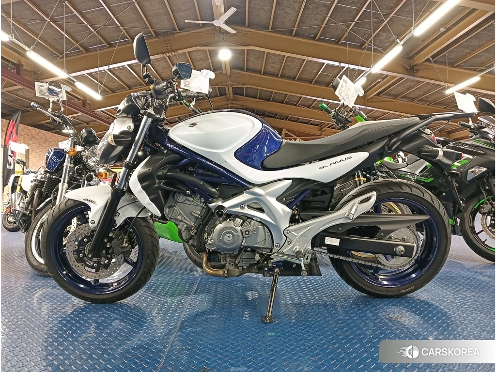 Проданный Suzuki GLADIUS 400 ABS 2010 из Японии, фото 2