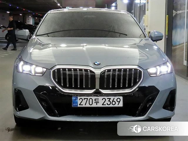 BMW 5 Series (G60) 2025 Серебристо-серый из Кореи, фото 2