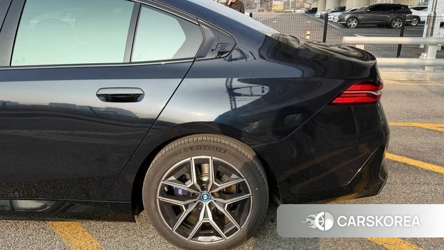 BMW i5 (G60) 2024 Черный из Кореи, фото 2