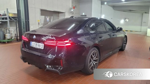 BMW 5 Series (G60) 2024 Черный из Кореи, фото 2