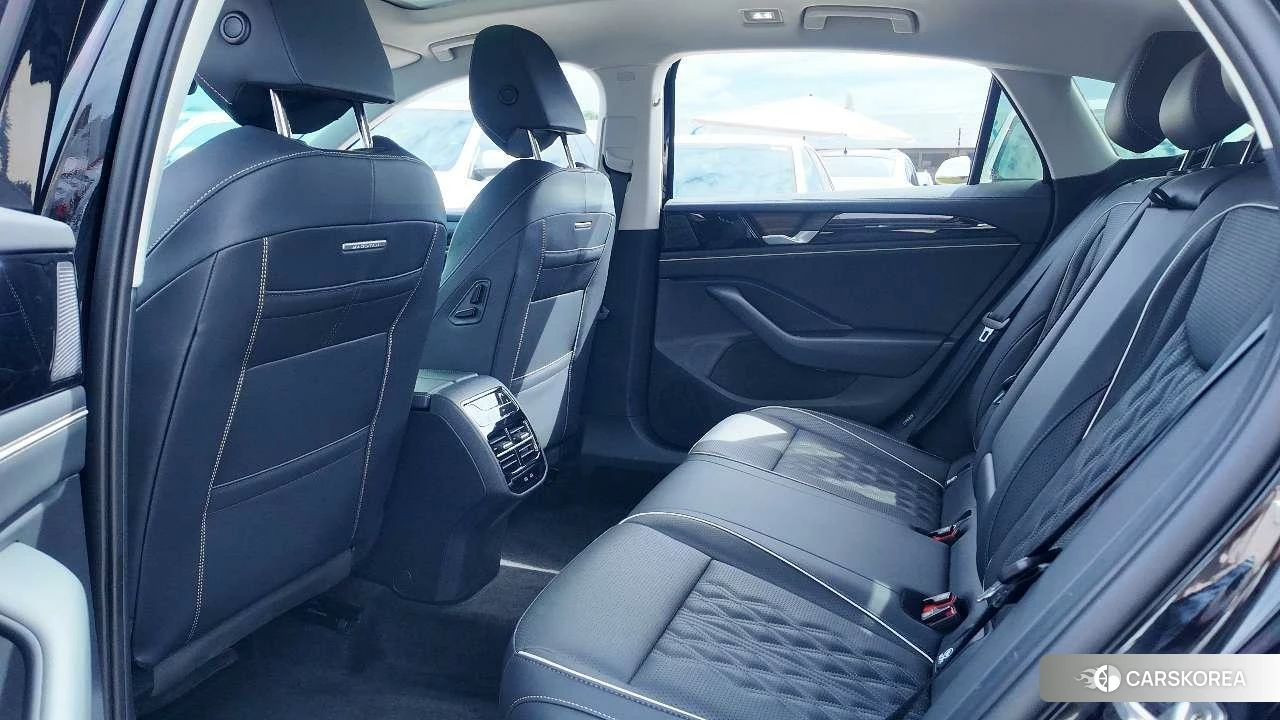 Volkswagen Magotan 2024 Черный из Китая, фото 2